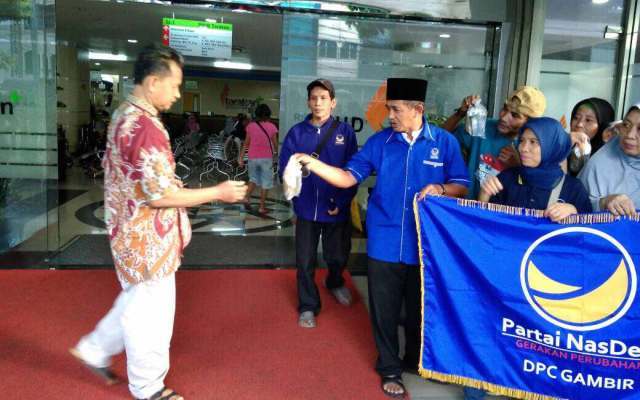 Read more about the article NasDem Jakarta Pusat Bagi Takjil di RS