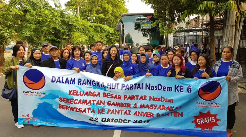 Read more about the article HUT NasDem, DPC Gambir Ajak Warga Wisata Gratis
