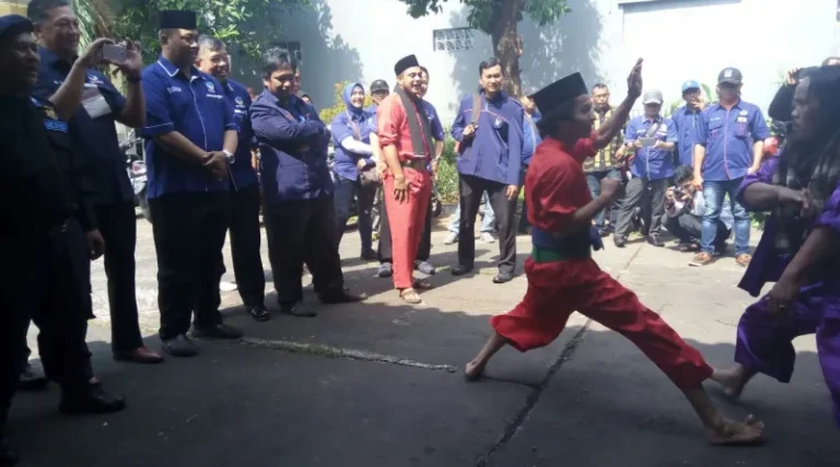 Aksi Palang Pintu Warnai NasDem Jakbar Daftar ke KPUD
