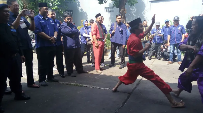 You are currently viewing Aksi Palang Pintu Warnai NasDem Jakbar Daftar ke KPUD