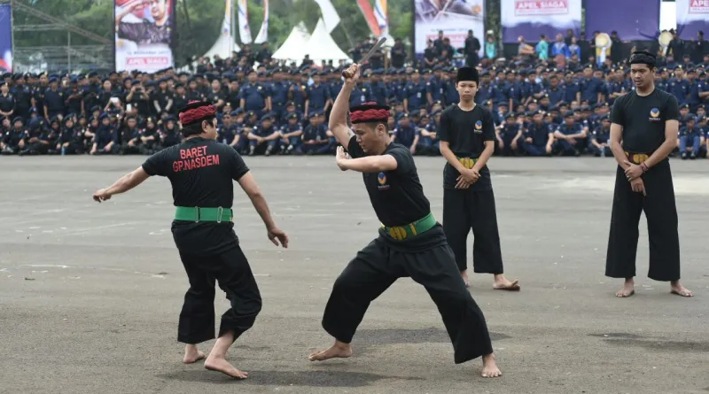 You are currently viewing Garda Pemuda DKI Jakarta Suguhkan Seni Silat Golok di Apel Siaga Garda Pemuda NasDem