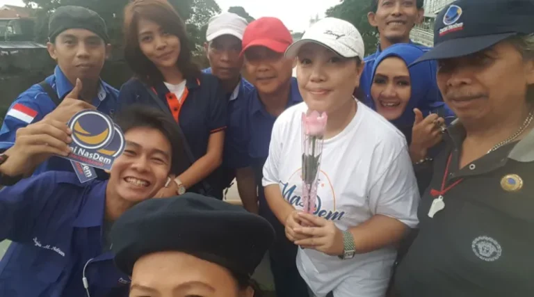 DPC Menteng Turun ke Jalan Bagi-bagi Bunga dan Stiker