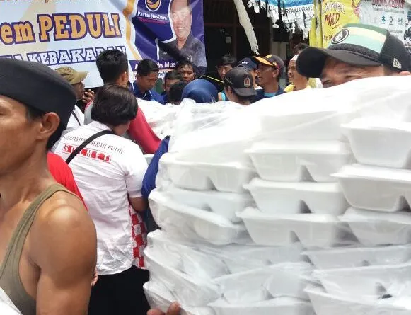 You are currently viewing Tidak Ada Putusnya, NasDem Jakbar Terus Bantu Korban Kebakaran