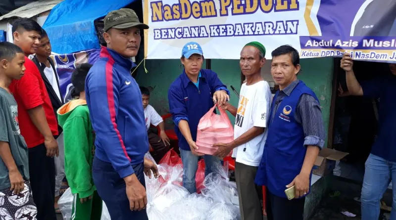 You are currently viewing Hari Ke-2, NasDem Jakbar Bantu Korban Kebakaran