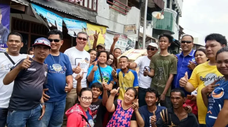 Relawan Sugus Siapkan Tenda untuk Pengungsi Korban Kebakaran Tamansari