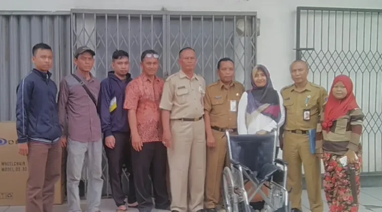 NasDem Jakbar Fasilitasi Pemberian Alat Bantu Kesehatan