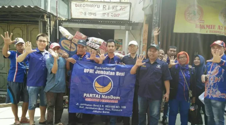 NasDem Tambora Kompak Bantu Korban Kebakaran Jembatan Besi