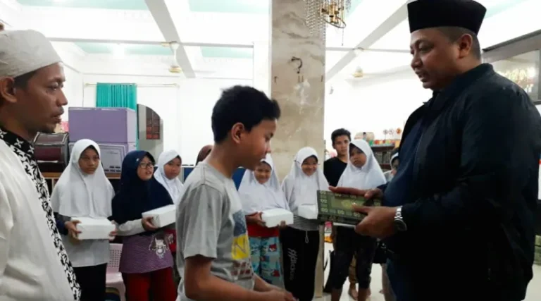 Nova Harivan Paloh Bagikan 40 Mushaf Alquran untuk Warga Tebet