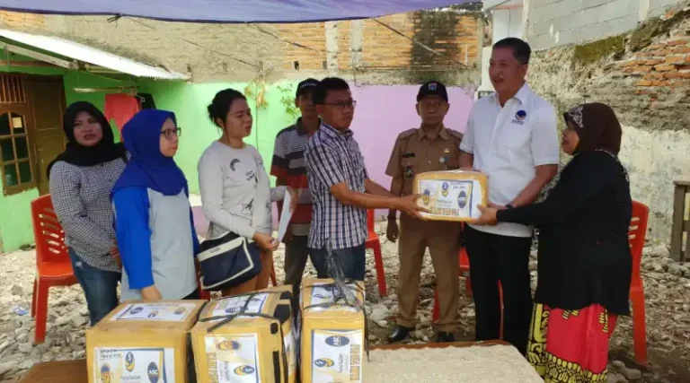 Aksi Cepat Tanggap, Relawan Sugus Bantu Korban Kebakaran di Kedoya Utara