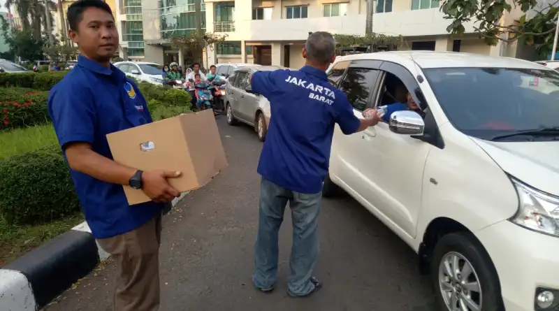 You are currently viewing Berkah Ramadan, NasDem Jakarta Barat Bagi-Bagi Takjil di Jalan