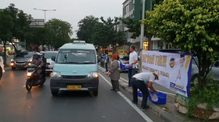 Berbagi Takjil Cara Sugus Raih Simpati Masyarakat