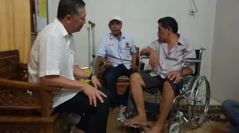 Agus Lomboan Jenguk dan Berikan Kursi Roda kepada Warga Penderita Stroke