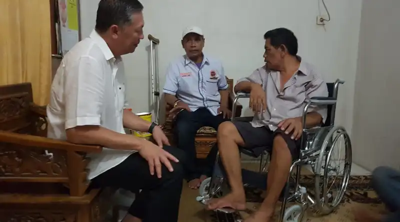 Read more about the article Agus Lomboan Jenguk dan Berikan Kursi Roda kepada Warga Penderita Stroke
