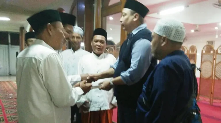 Nova Harivan Paloh Isi Malam Nuzulul Quran dengan Bagi-Bagi Alquran