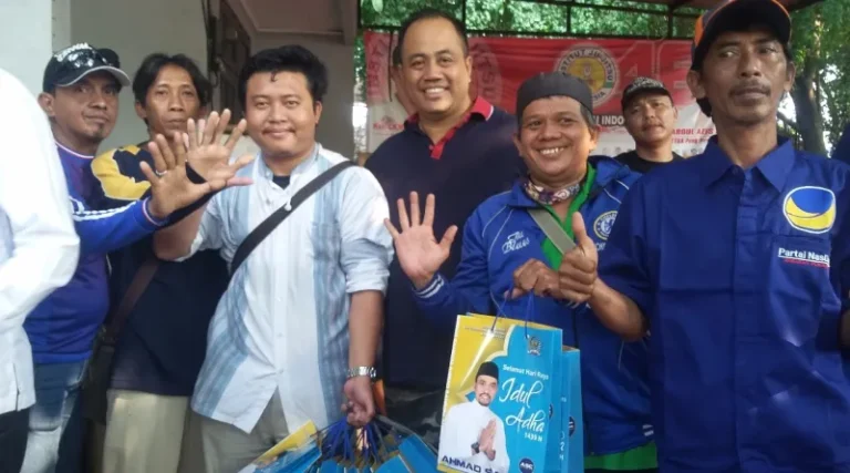 NasDem Jakbar Salurkan Dua Ekor Sapi Ahmad Sahroni