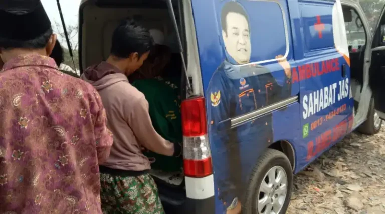 Ambulans NasDem Bantu Antarkan Jenazah Widyawati ke Peristirahatan Terakhir