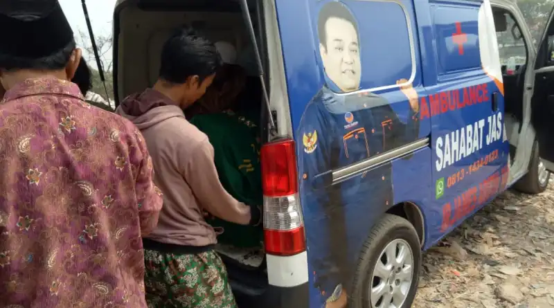 Read more about the article Ambulans NasDem Bantu Antarkan Jenazah Widyawati ke Peristirahatan Terakhir