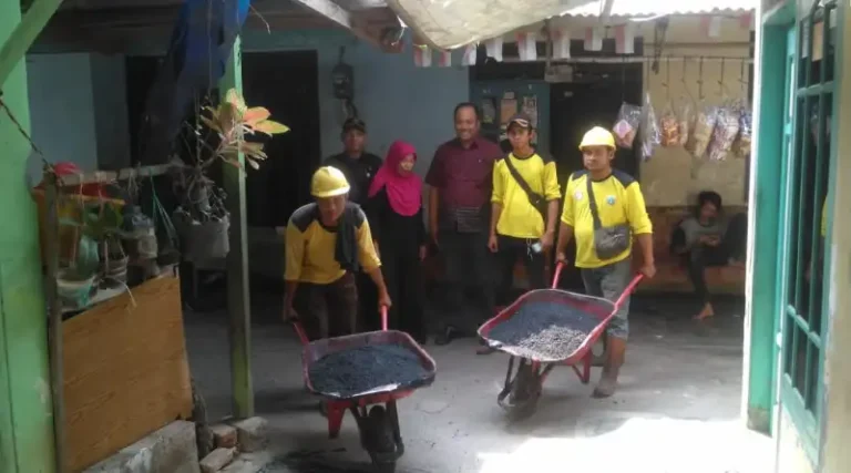 NasDem Jakbar Terjun Langsung Kawal Proses Pengaspalan Jalan