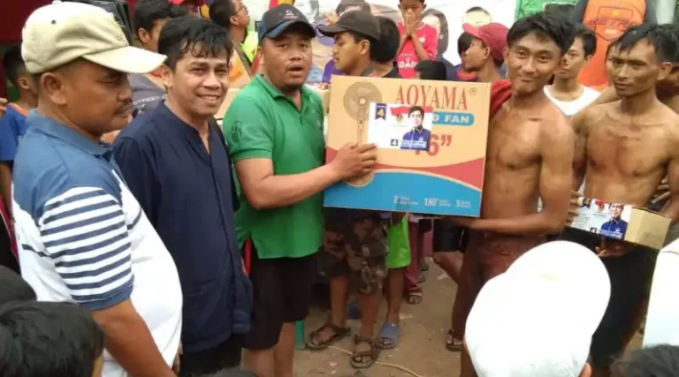 Caleg NasDem Inisiasi Lomba Panjat Pinang di Jakarta Timur