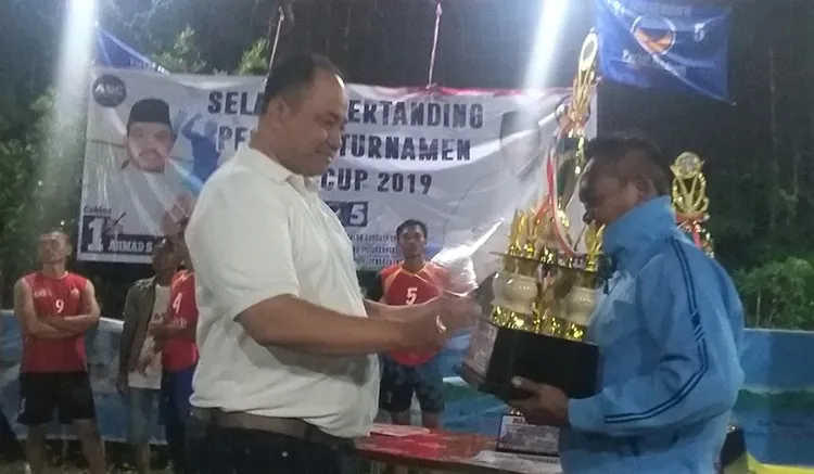 Read more about the article Cara Abdul Azis Pupuk Semangat Kebersamaan Lewat Turnamen Voli