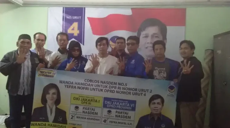 Gelorakan NasDem di Masyarakat, Yefra Nofri Giat Pasang Spanduk