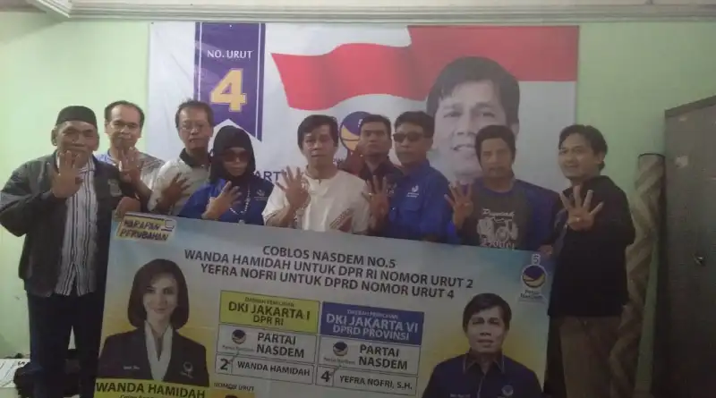 Read more about the article Gelorakan NasDem di Masyarakat, Yefra Nofri Giat Pasang Spanduk