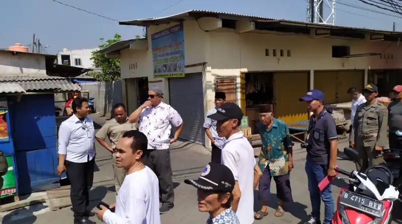 You are currently viewing NasDem Turun Langsung Periksa Kondisi Saluran Air Warga Tegal Alur