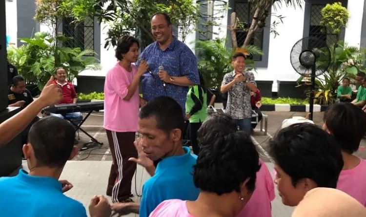 Read more about the article Kepedulian Abdul Azis Kunjungi Panti Bina Laras Sentosa 3