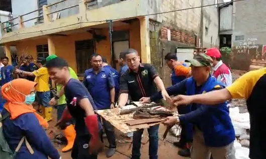 Read more about the article NasDem Jakarta Kerja Bakti Bersihkan Sampah Sisa Banjir