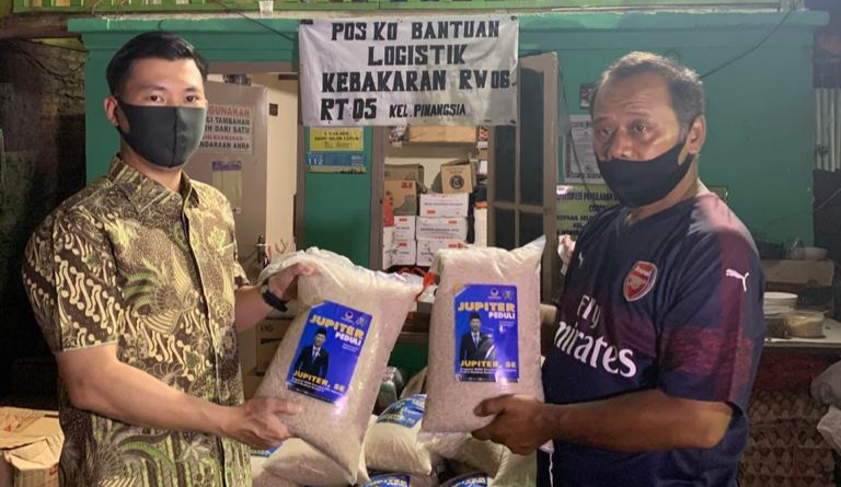 You are currently viewing Legislator NasDem Beri Bantuan Korban Kebakaran Pinangsia