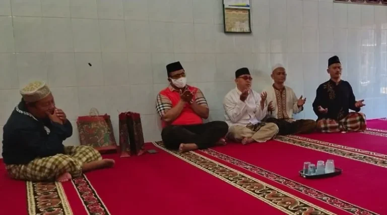 Abdul Azis Bantu Ustadz, Guru Ngaji, Marbot