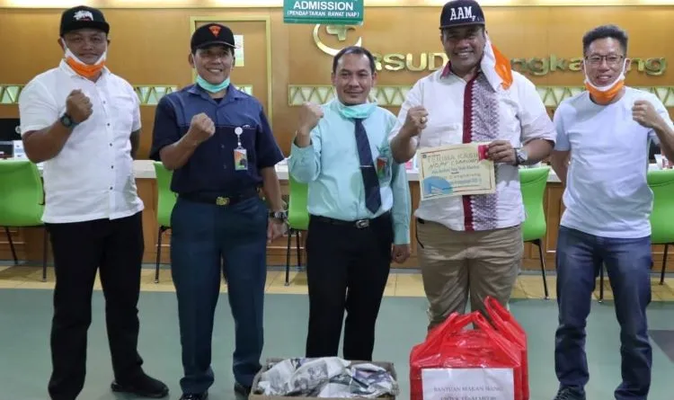 Read more about the article Abdul Azis Serahkan Bantuan Makanan untuk Tenaga Medis