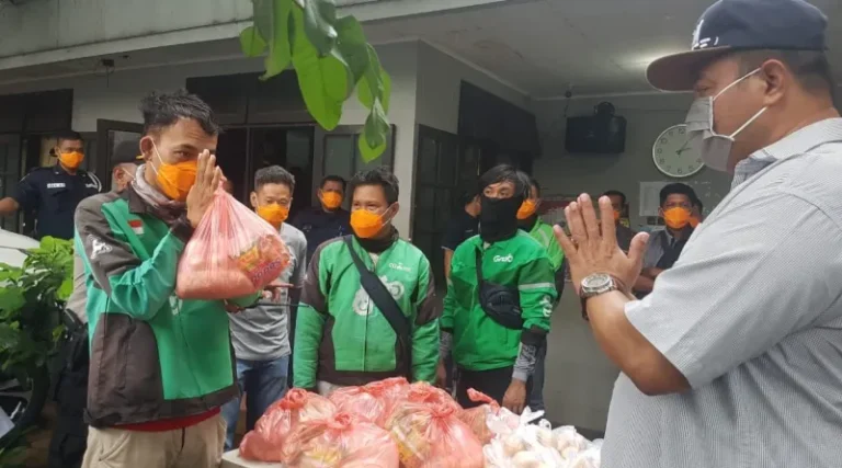 Abdul Azis Beri Bantuan 500 Paket untuk Pengemudi Ojol