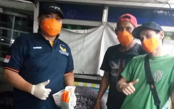 You are currently viewing NasDem Jakarta Utara Edukasi Masyarakat Bahaya Covid-19 dengan Bagikan Masker