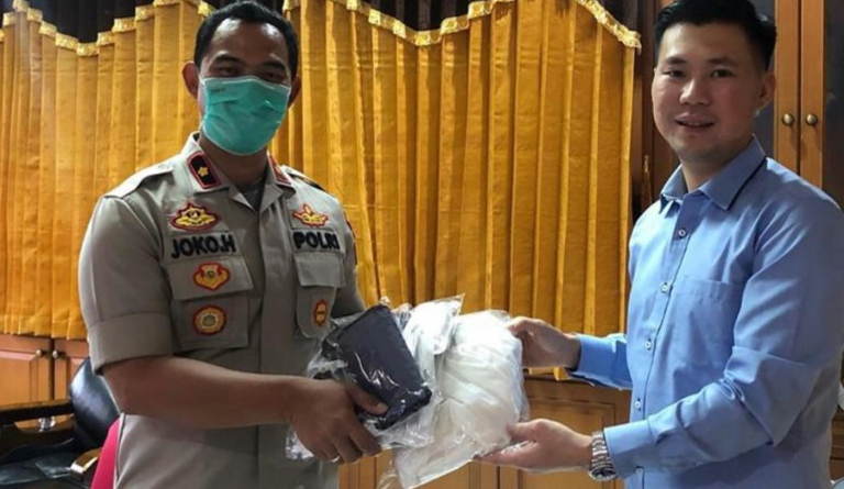 Read more about the article Legislator NasDem Sumbang APD dan Masker untuk Polsek Pademangan