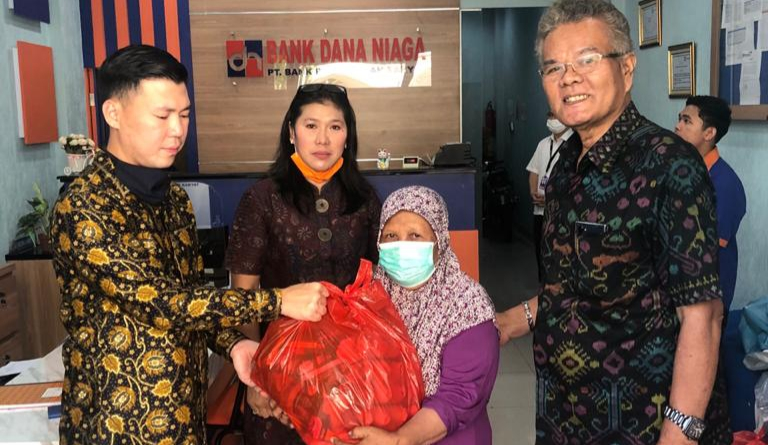 You are currently viewing Jupiter Serahkan Bantuan Sembako untuk Warga Kembangan