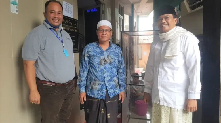 Abdul Azis Salurkan Bantuan untuk Guru Ngaji Terdampak Covid-19
