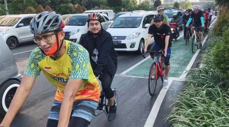 Gowes Bareng, Wibi dan Sandi Ajak Warga Tingkatkan Pola Hidup Sehat