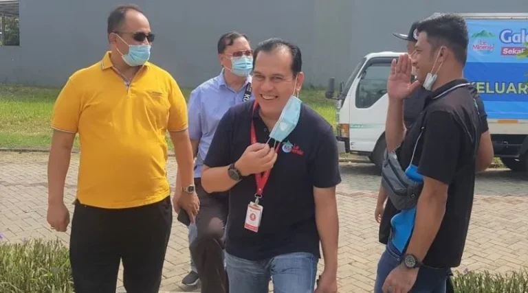 Abdul Azis Salurkan 1.000 Galon Air Bersih