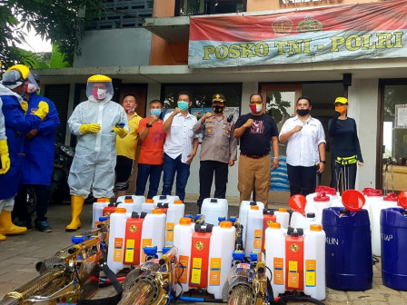 Read more about the article Abdul Azis Serahkan Bantuan Alat Fogging dan Sprayer Disinfektan
