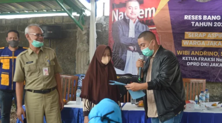 Gelar Reses, Wibi Andrino Bagikan Akta Gratis Warga Lebak Bulus
