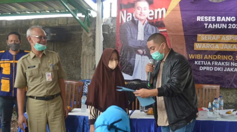 You are currently viewing Gelar Reses, Wibi Andrino Bagikan Akta Gratis Warga Lebak Bulus