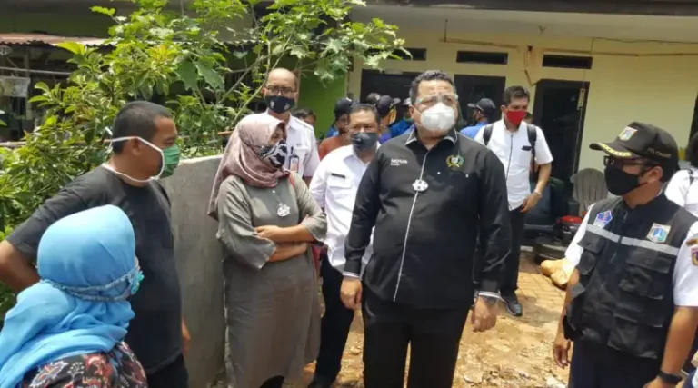 Nova Paloh Tinjau Lokasi Longsor di Jagakarsa