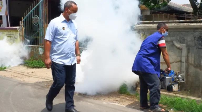 Cegah DBD, NasDem Jaksel Fogging di Tanjung Barat