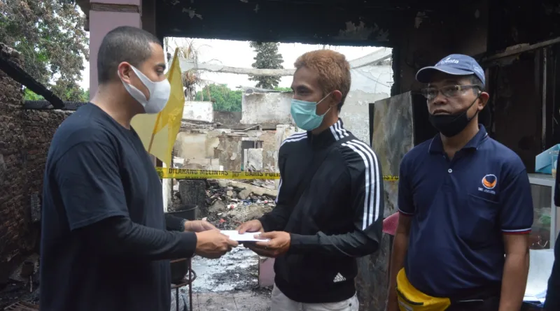 Read more about the article NasDem DKI Santuni Korban Kebakaran Kali Sunter