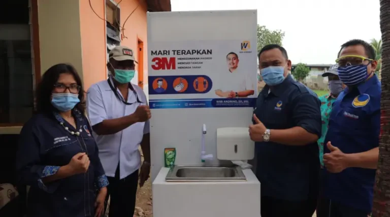 NasDem DKI Salurkan Wastafel Portable dan 500 Paket Masker-Handsanitizer di Cakung