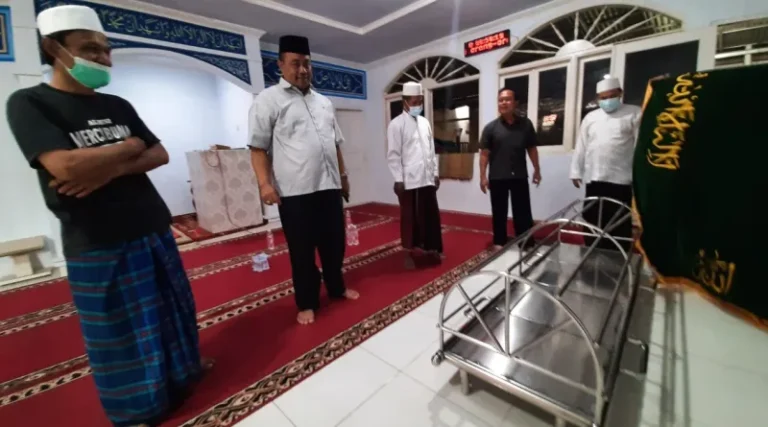 Abdul Azis Serahkan Bantuan Keranda Jenazah