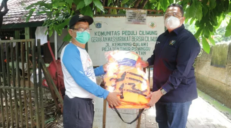Siaga Banjir, Nova Paloh Serahkan Bantuan Pelampung untuk Komunitas Ciliwung Gema Bersuci