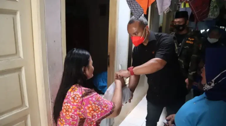 Paket Bantuan Wibi Andrino Berlanjut ke Warga Ulujami