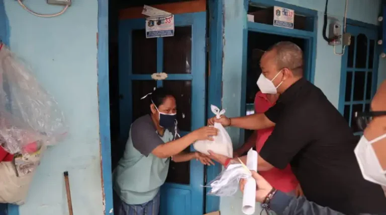 Salurkan Bansos di Cipete Utara, Warga Doakan Kader NasDem jadi RI1